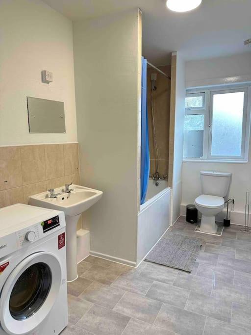 2 Bed Apt Sofa Bed Up To 6 London Exteriör bild