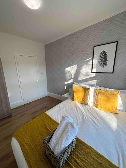 2 Bed Apt Sofa Bed Up To 6 London Exteriör bild